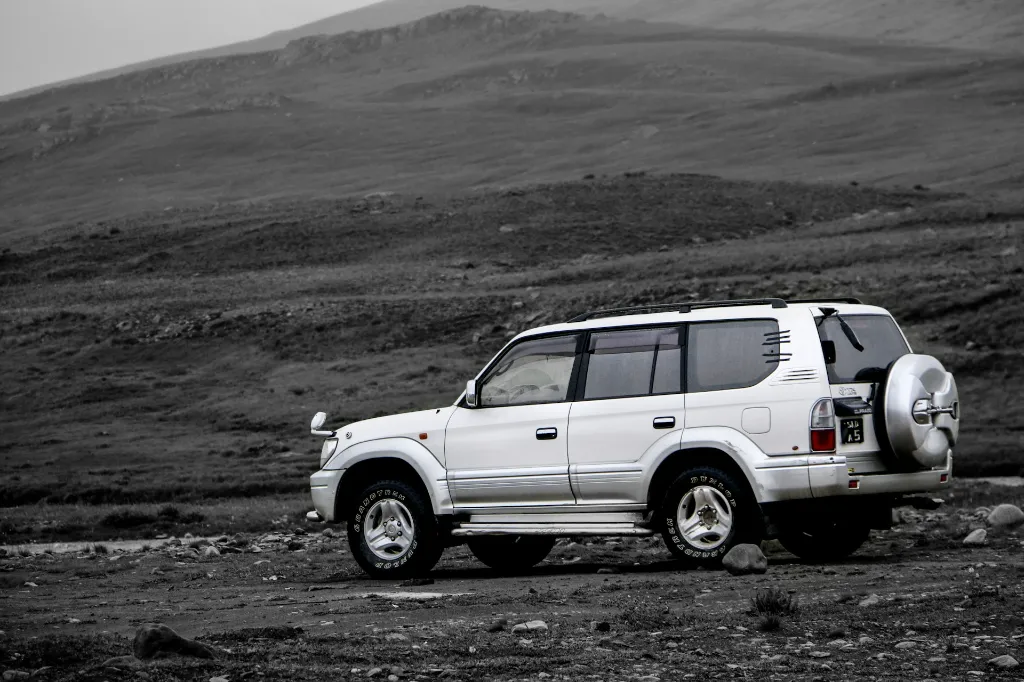 unsplash_x1FP6K79ZYU_Toyota - Land Cruiser .jpg.jpg.webp
