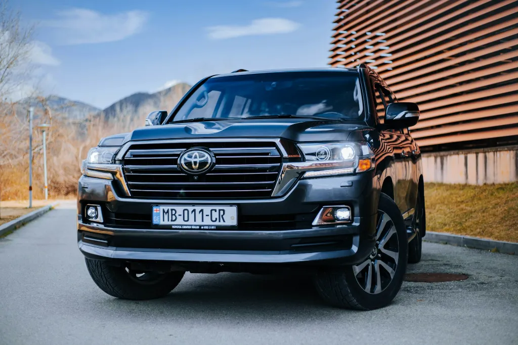 unsplash_r3cA8C6a-UA_Toyota - Land Cruiser .jpg.webp